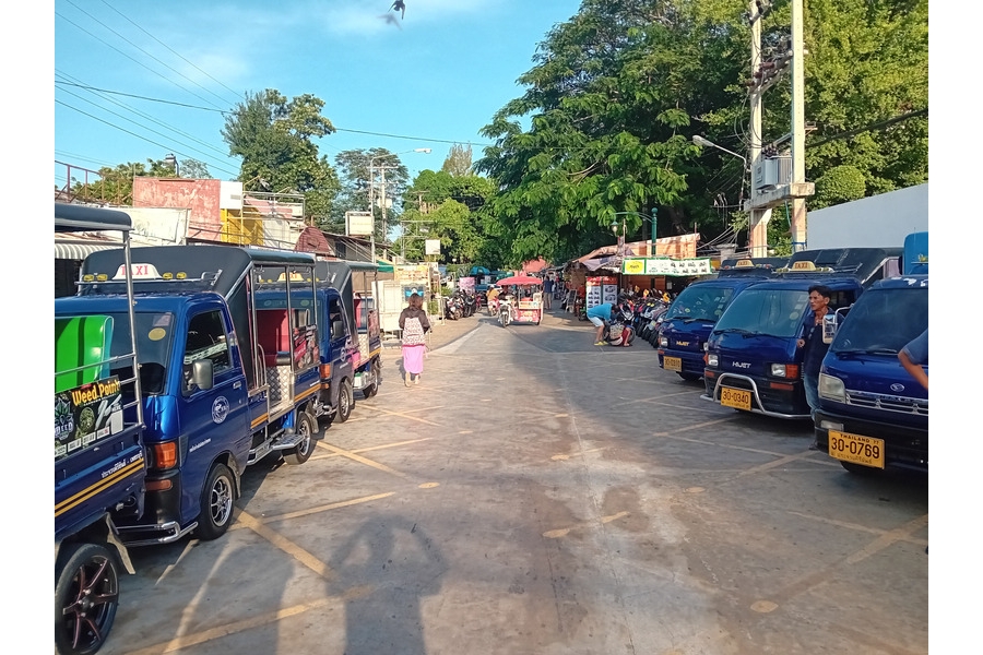 Road to the beach near the Centara Grand hotel, Hua Hin