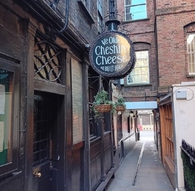 NARROW ALLEYWAY ENTRANCE TO THE CHESHIRE CHEESE PUB