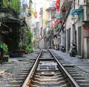 Image of train tracks