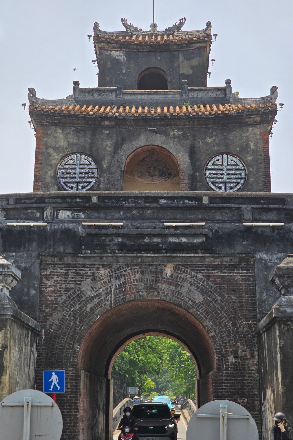 Entrance gate