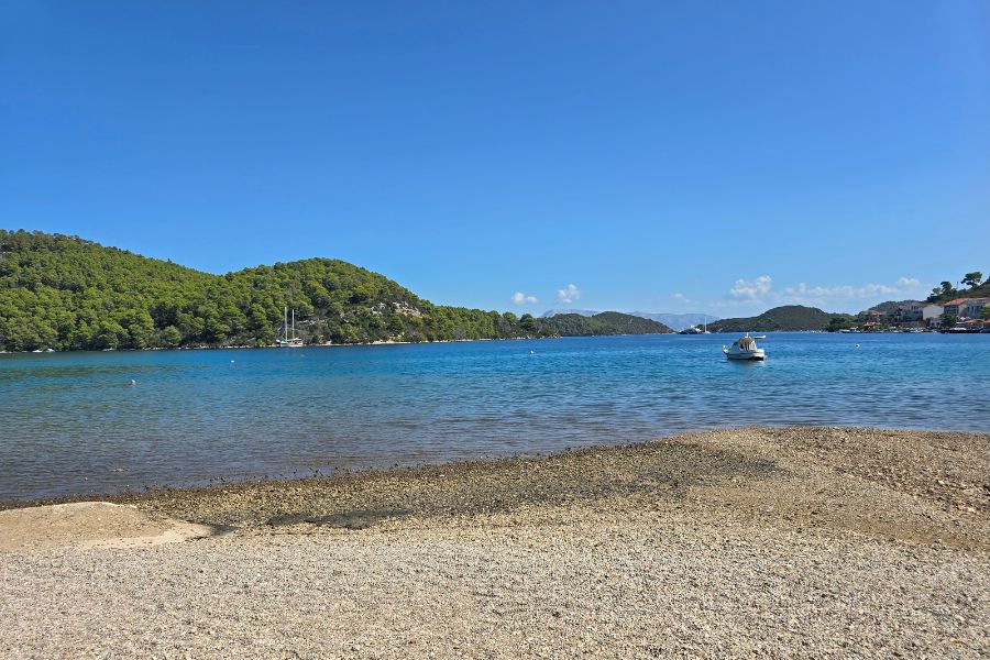 picture of a pely beach in Polace