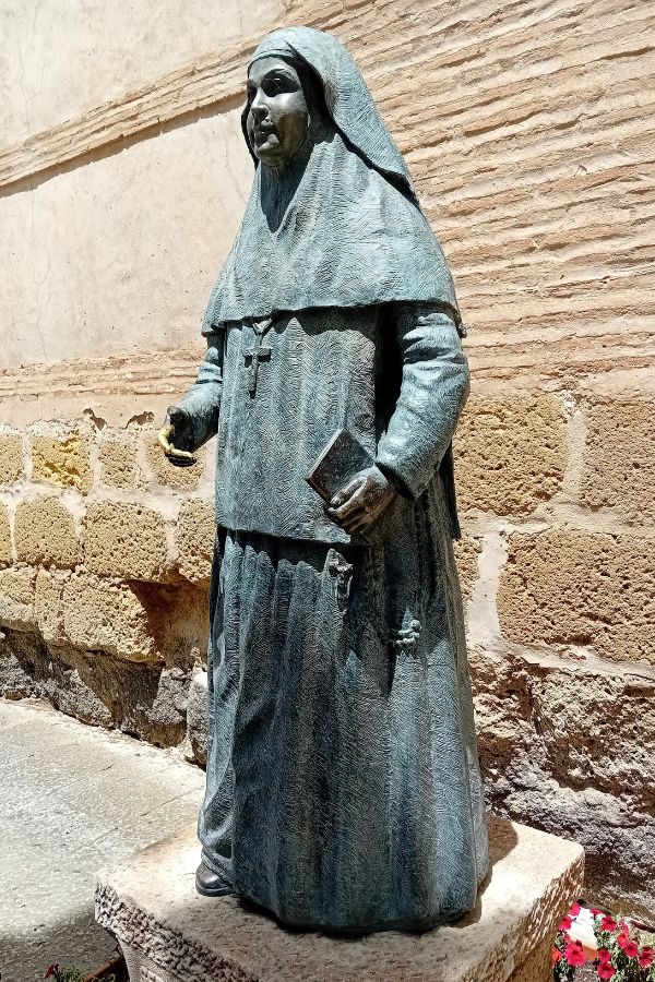 Statue of a nun with a rubbed finger
