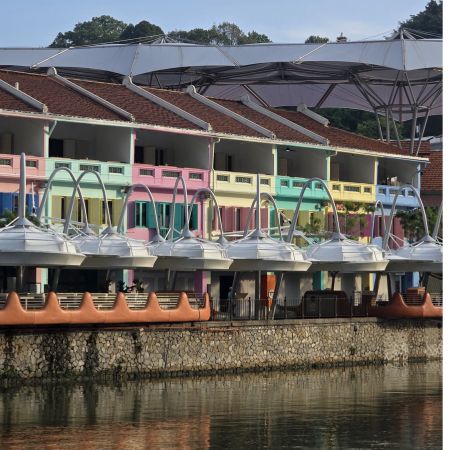Clarke Quay, colourful bars and restaurants