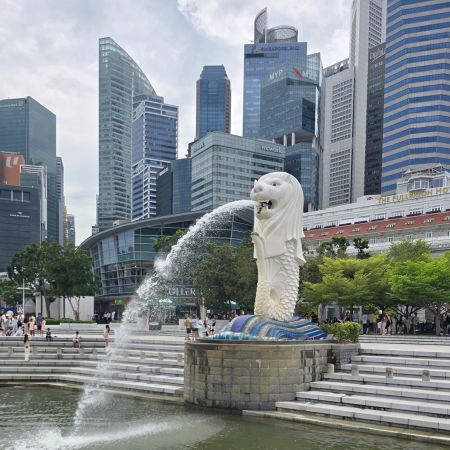 The famous Merlion Statue, symbol of Singapore