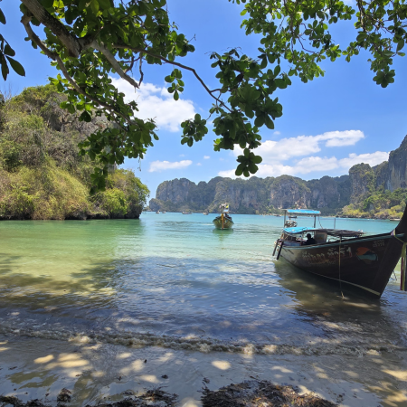Railay beach, longtails in the shade